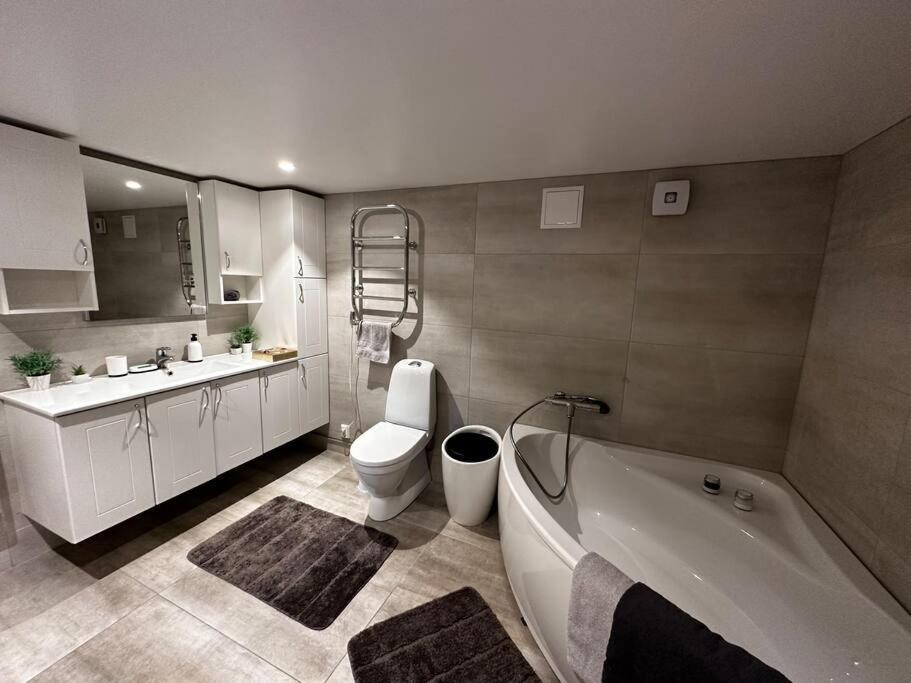 Basement Apartment With Parking Alesund Bagian luar foto